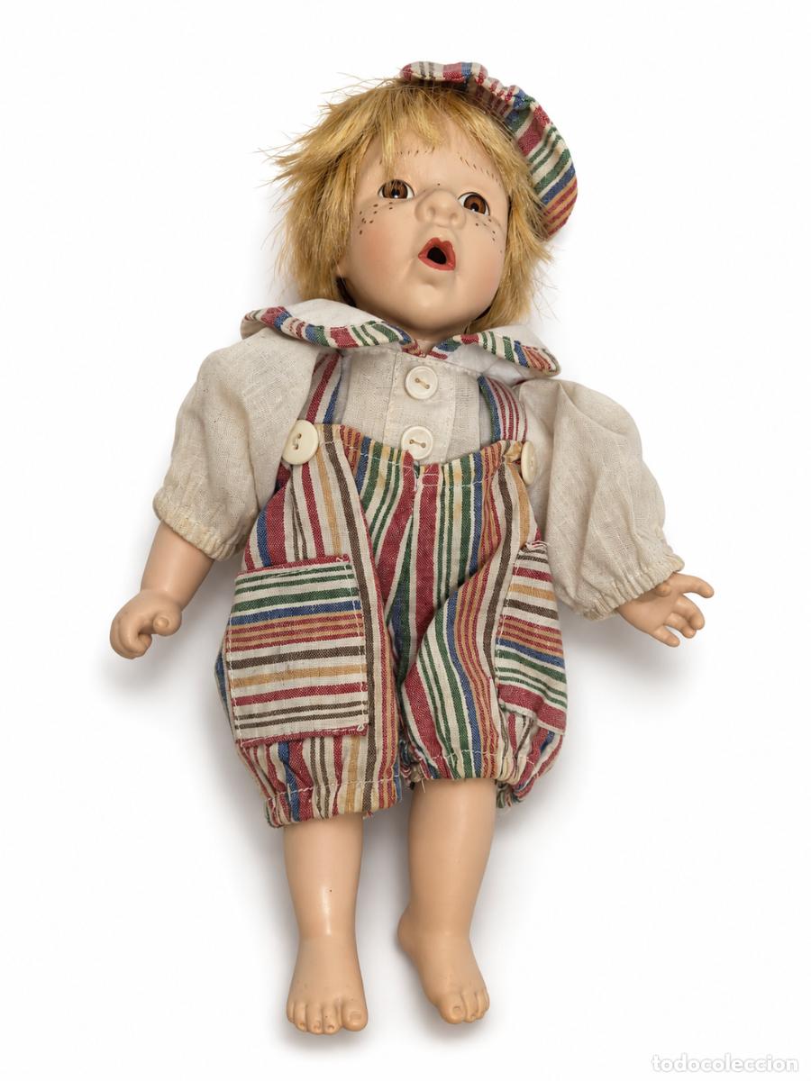 Mu&ntilde;ecas porcelana: Mu&ntilde;eco de Porcelana Vintage - Ni&ntilde;o, Viste un Peto Corto a Rayas Multicolores - A&ntilde;os 80/90