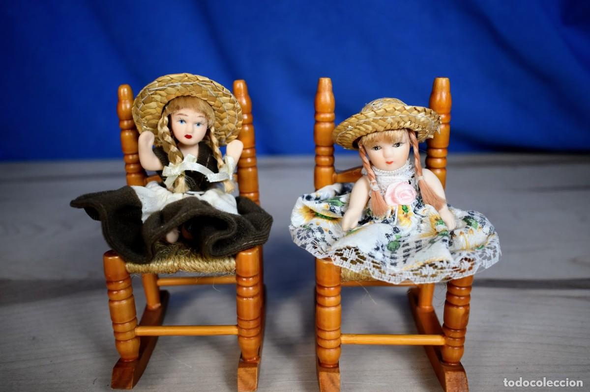 Mu&ntilde;ecas porcelana: Lote de mu&ntilde;ecas vintage de porcelana con sillas de madera