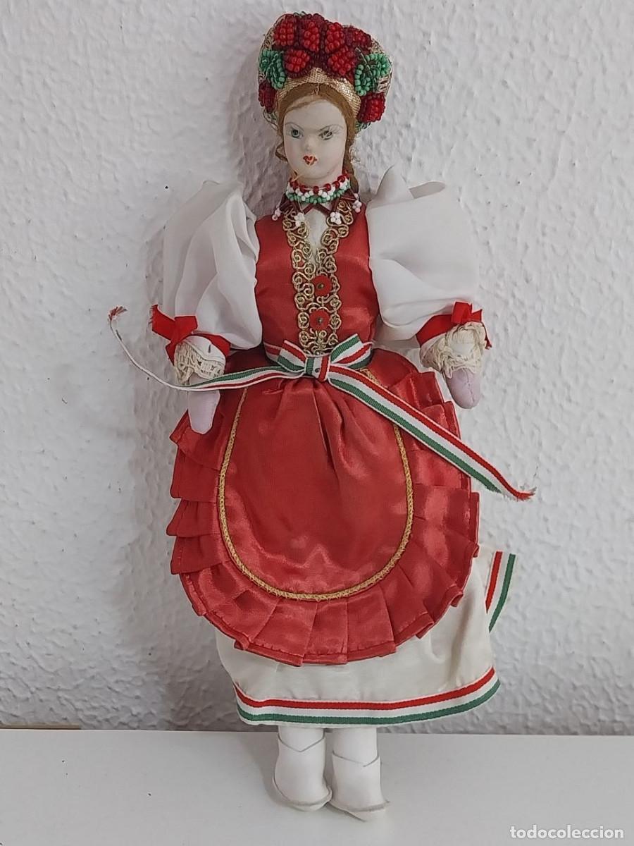 Mu&ntilde;ecas porcelana: Mu&ntilde;eca h&uacute;ngara con traje tradicional, 34 cm
