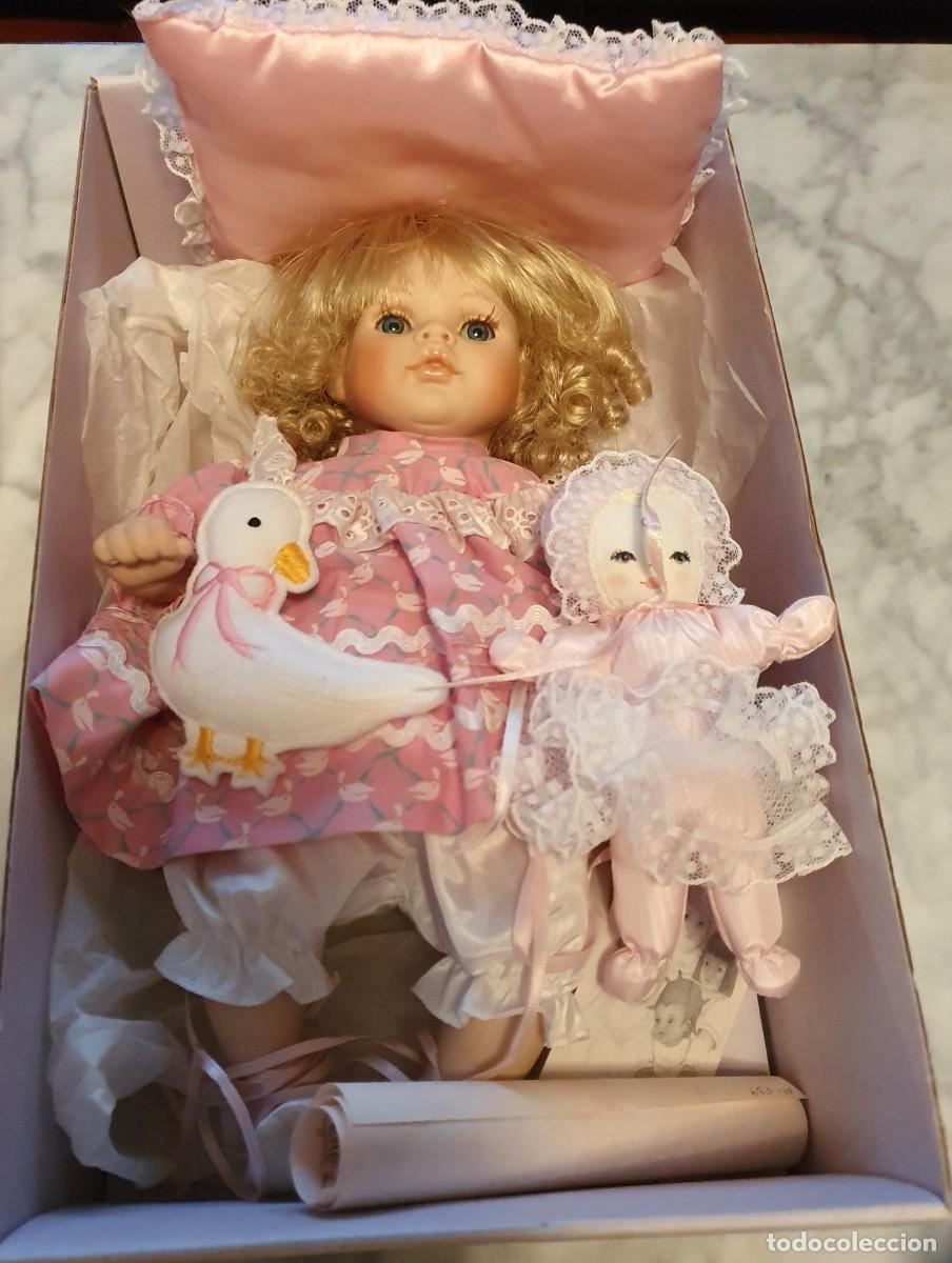 Poup&eacute;es Porcelaine: Mu&ntilde;eca de porcelana &ldquo;Melody&rdquo; marca Pauline&rsquo;s Limited Edition Dolls (siglo XX)