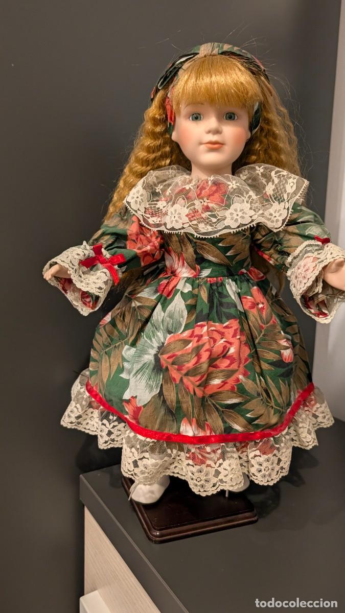 Porcelain Dolls: Mu&ntilde;eca de porcelana victoriana con peana de madera (Colecci&oacute;n)
