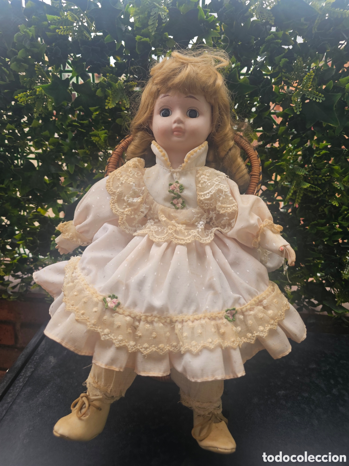Mu&ntilde;ecas porcelana: Mu&ntilde;eca vintage de porcelana 39cm con silla de mimbre