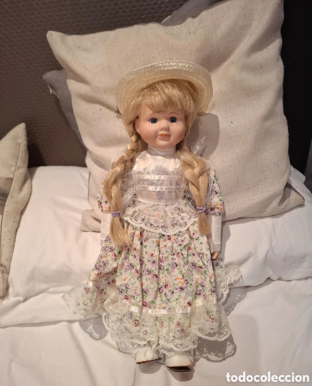 Mu&ntilde;ecas porcelana: Mu&ntilde;eca de pircelana victoriana de 40 cms rubia con trenzas y sombrero de paja