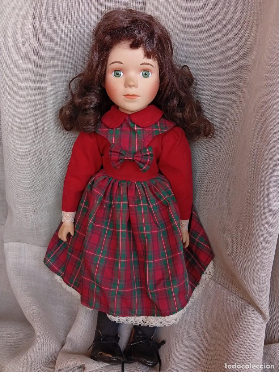 Mu&ntilde;ecas porcelana: Mu&ntilde;eca de porcelana de colecci&oacute;n, no jugada. siempre en vitrina