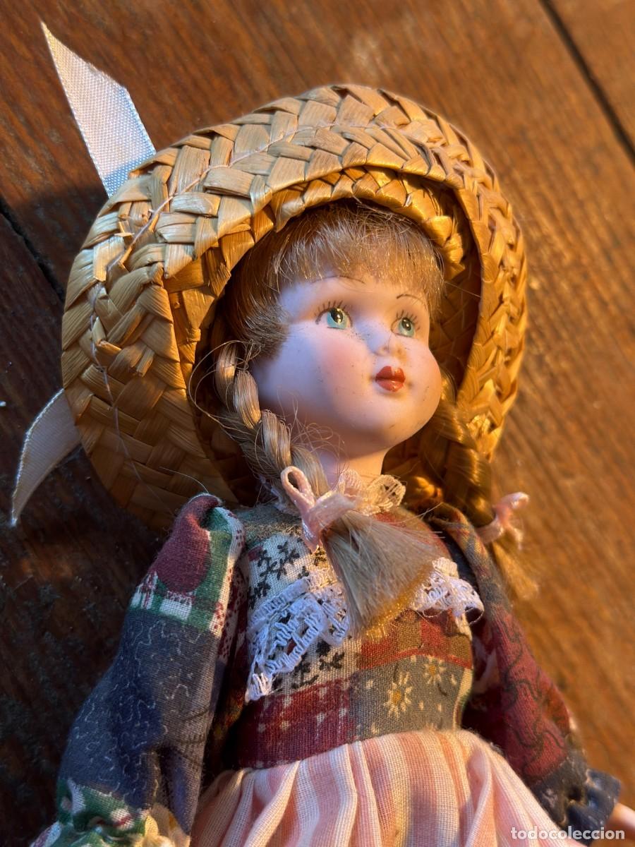 Bambole Porcellana: Mu&ntilde;eca decorativa de porcelana con sombrero de paja