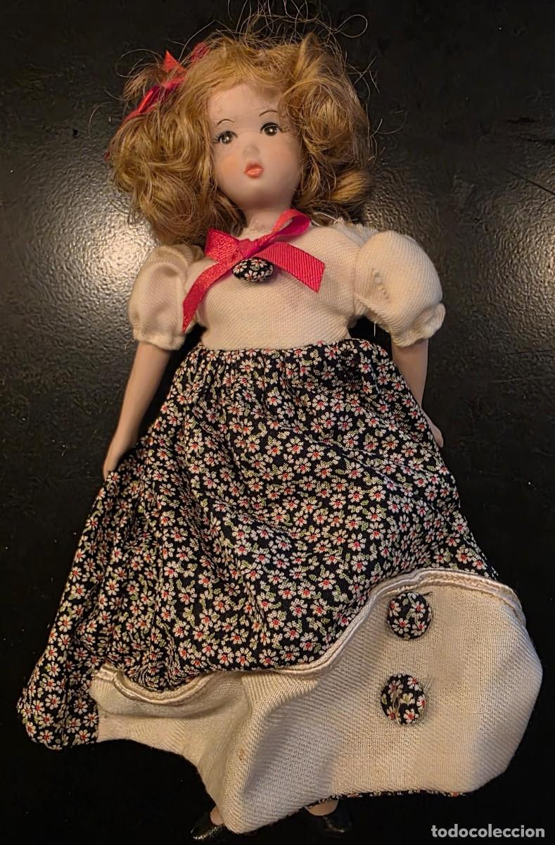 Mu&ntilde;ecas porcelana: Mu&ntilde;eca vintage de colecci&oacute;n con cabello rubio rizado y vestido floral &ndash; Cabeza y extremidades r&iacute;gida
