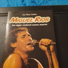 Catálogos de Música: MIGUEL RIOS. LOS VIEJOS ROCKEROS NUNCA MUEREN, DE JOSE MARIA ESTEBAN (MARTINEZ ROCA). Lote 304680878