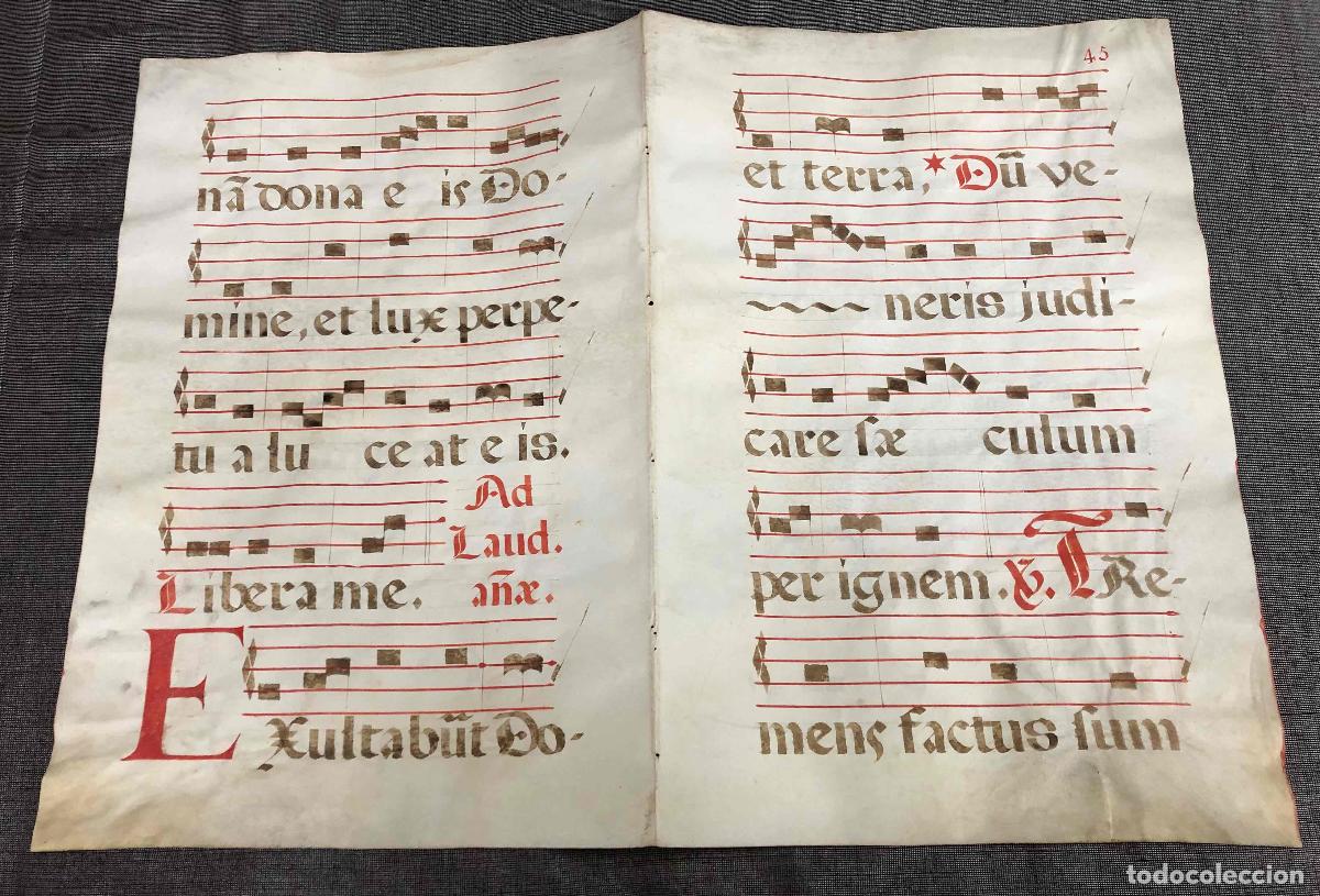 Cat&aacute;logos de M&uacute;sica: HOJA DOBLE DE ANTIFONARIO CANTORAL CON LETRAS CAPITULARES Y LETRA G&Oacute;TICA. EN PERGAMINO. SIGLO XVI.