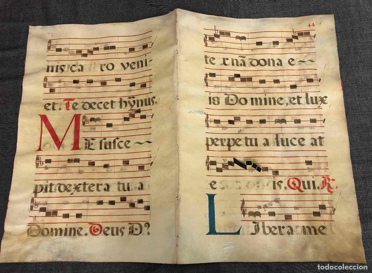 Cat&aacute;logos de M&uacute;sica: HOJA DOBLE DE ANTIFONARIO CANTORAL CON LETRAS CAPITULARES Y LETRA G&Oacute;TICA. EN PERGAMINO. SIGLO XVI.