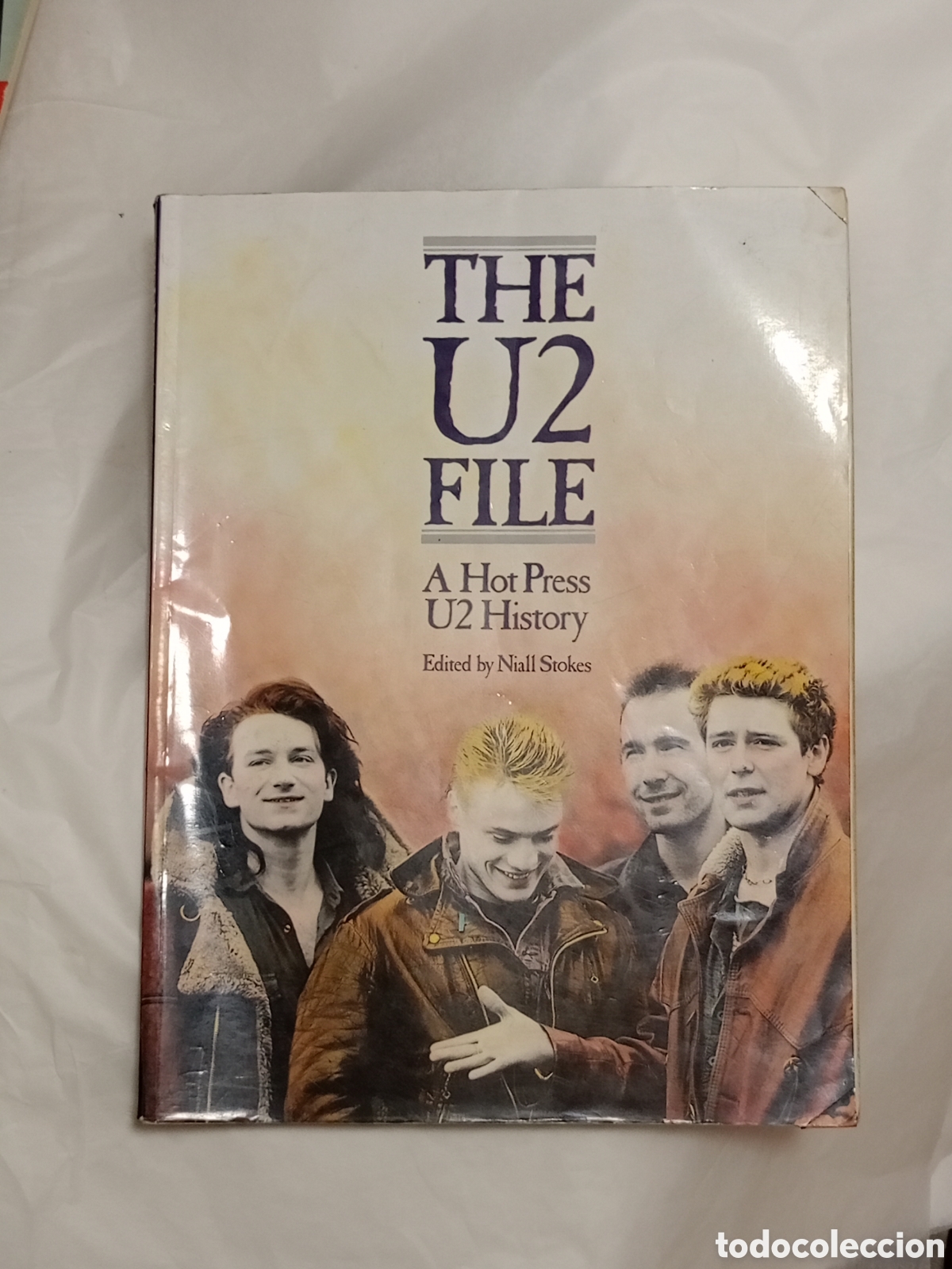Cat&aacute;logos de m&uacute;sica: The U2 File: A Hot Press U2 History (1978-1985)&rdquo;, editado por Niall Stokes. [1]