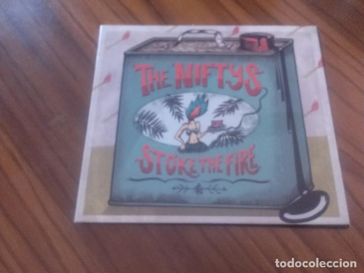 CDs de M&uacute;sica: THE NIFTYS. STOKE THE FIRE. CD CART&Oacute;N  QUE SE ABRE CON 4 TEMAS. BUEN ESTADO.