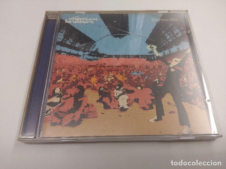 CDs de m&uacute;sica: CD/THE CHEMICAL BROTHERS/SURRENDER. - Foto 1