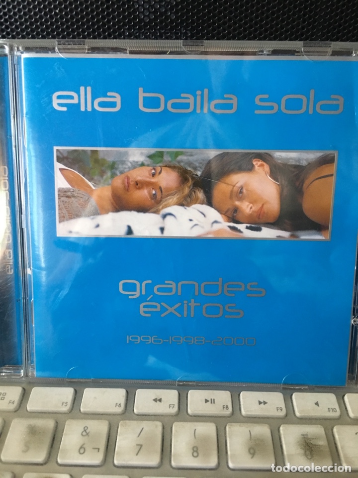 CDs de m&uacute;sica: ELLA BAILA SOLA-GRANDES EXITOS-2001 - Foto 1
