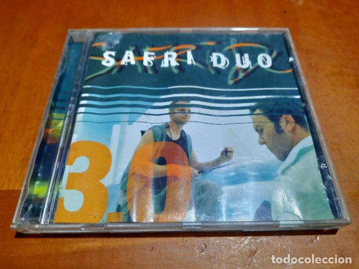 Music CDs: SAFRA DUO. 30 CD EN BUEN ESTADO. CAR&Aacute;TULA CON HOJAS PEGADAS.