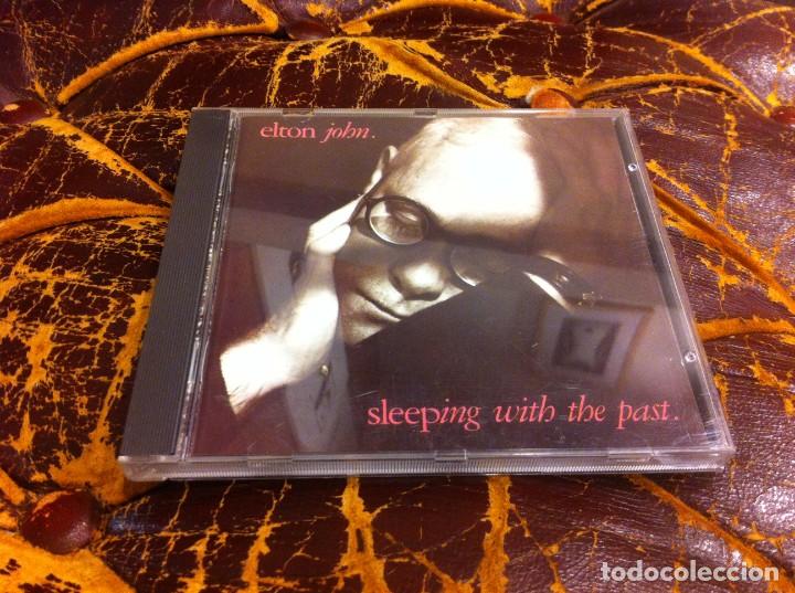 CDs de m&uacute;sica: CD. ELTON JOHN. SLEEPING WITH THE PAST - Foto 1