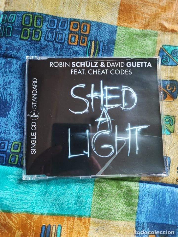 CDs de m&uacute;sica: ROBIN SCHULZ & DAVID GUETTA FEAT. CHEAT CODES - SHED A LIGHT (SINGLE) - Foto 1