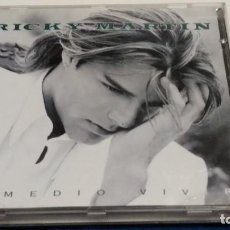 CDs de Música: CD ( RICKY MARTIN - A MEDIO VIVIR - INCLUYE SU EXITO - MARIA )1995 SONY MUSIC MEXICO - POCO USO. Lote 356516770