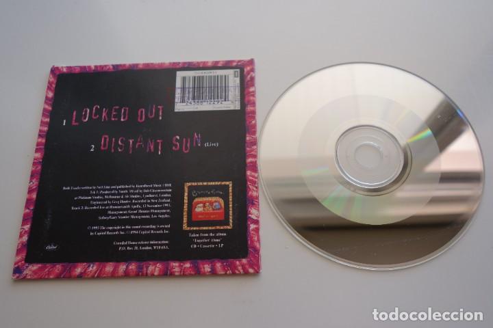 CDs de m&uacute;sica: CROWDED HOUSE: Locked Out. CD SINGLE. 2 TEMAS - Foto 2