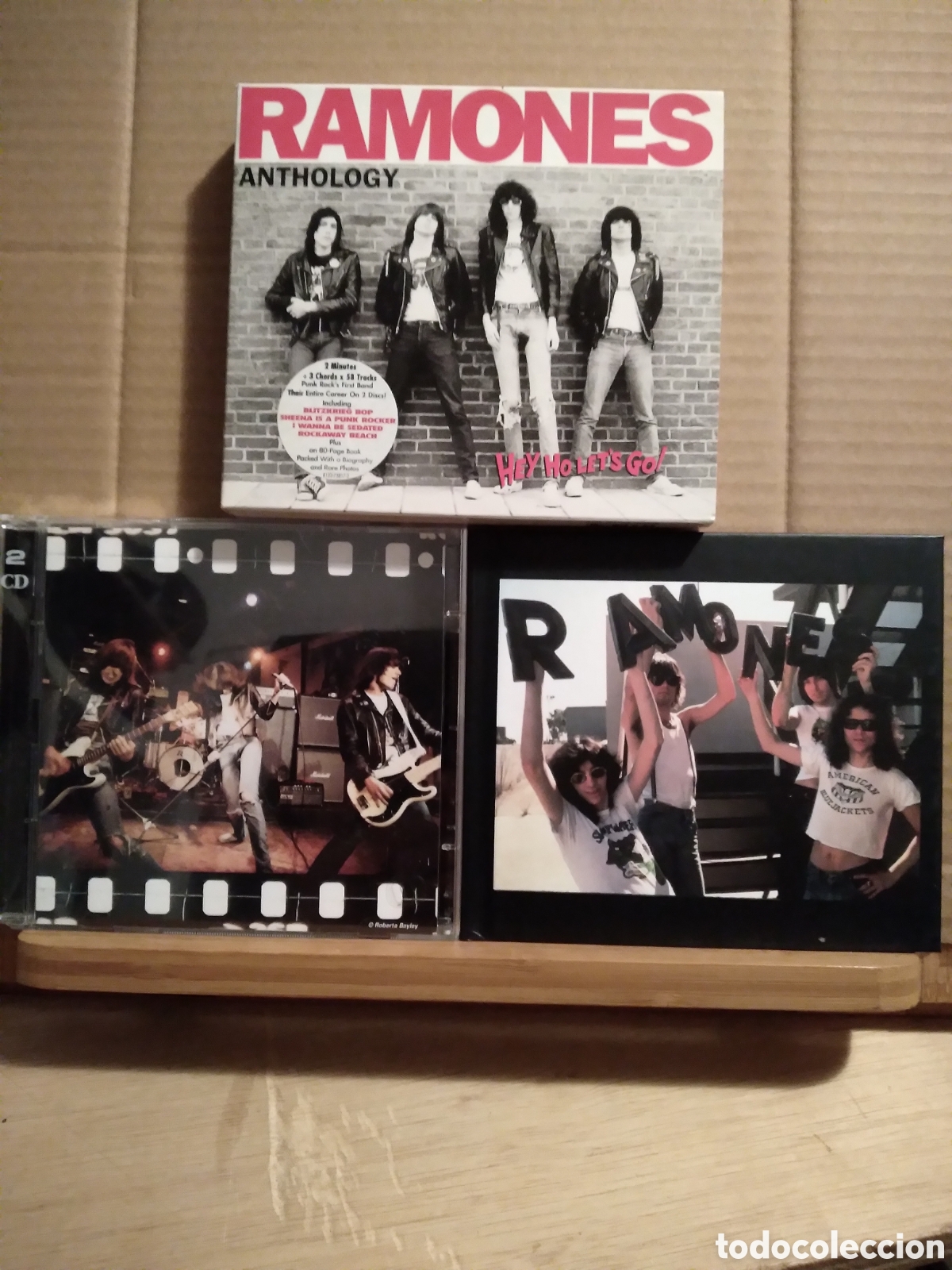 Musik-CDs: RAMONES-ANTHOLOGY-HEY NO LET'S GO!-DOBLE CD Y LIBRO TAPA DURA EN PERFECTO ESTADO-