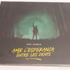CDs de Música: XAVI SARRIÀ / AMB L'ESPERANÇA ENTRE LES DENTS / DIGIPACK 13 TEMAS / IMPECABLE.. Lote 377931949