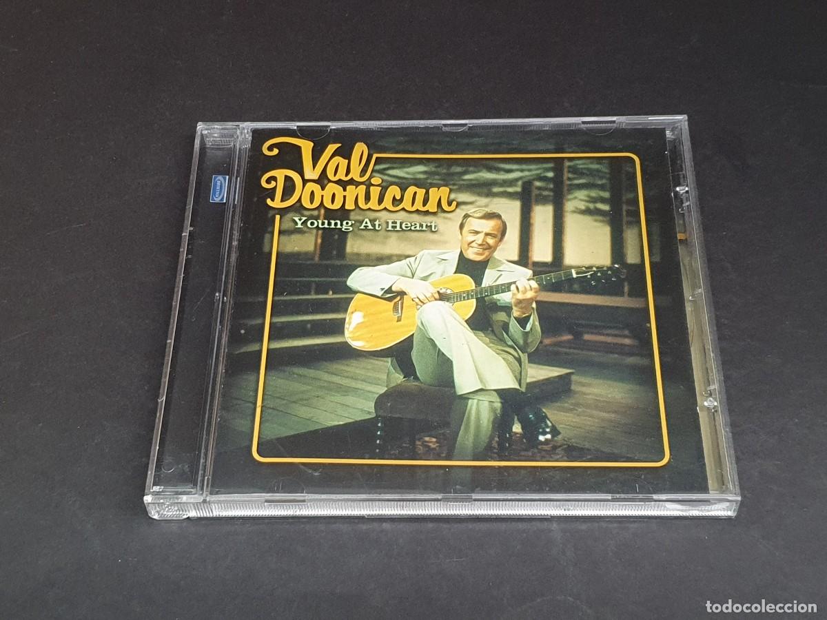 CDs de m&uacute;sica: CD VAL DOONICAN - YOUNG AT HEART - 2003 - Foto 1