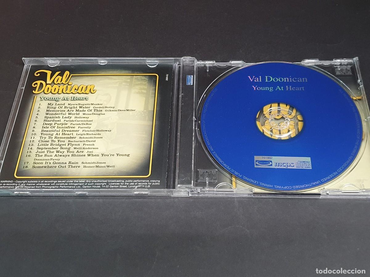 CDs de m&uacute;sica: CD VAL DOONICAN - YOUNG AT HEART - 2003 - Foto 2