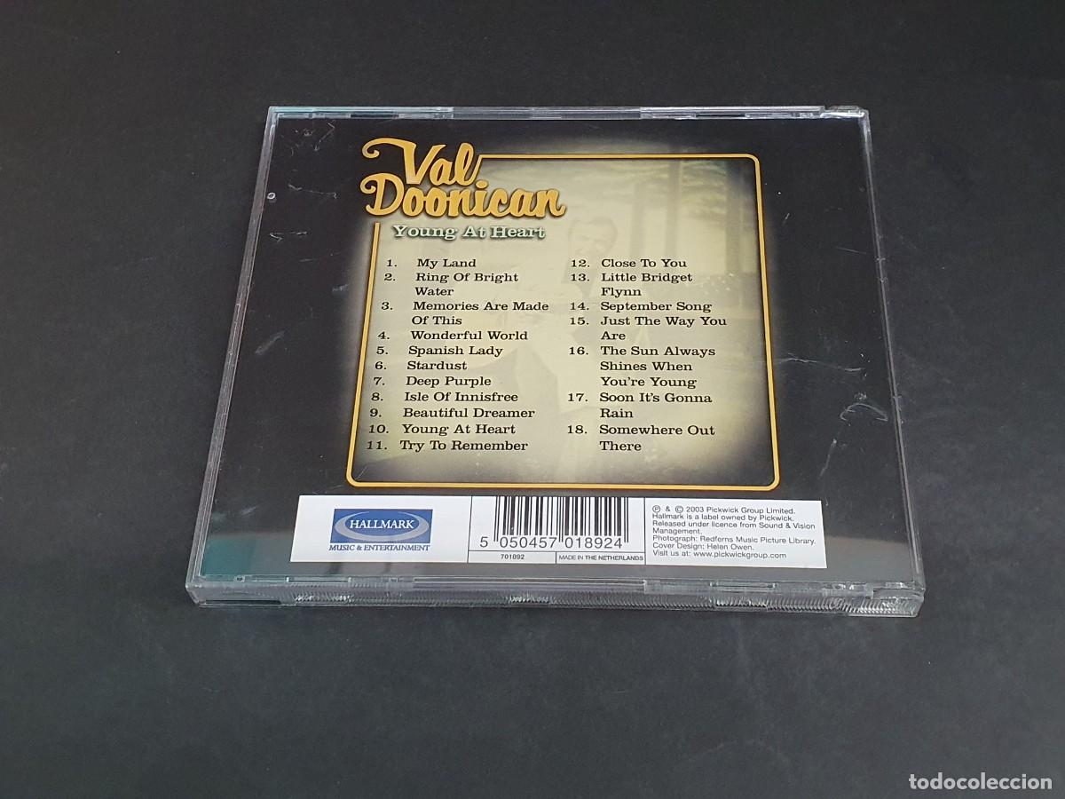 CDs de m&uacute;sica: CD VAL DOONICAN - YOUNG AT HEART - 2003 - Foto 3