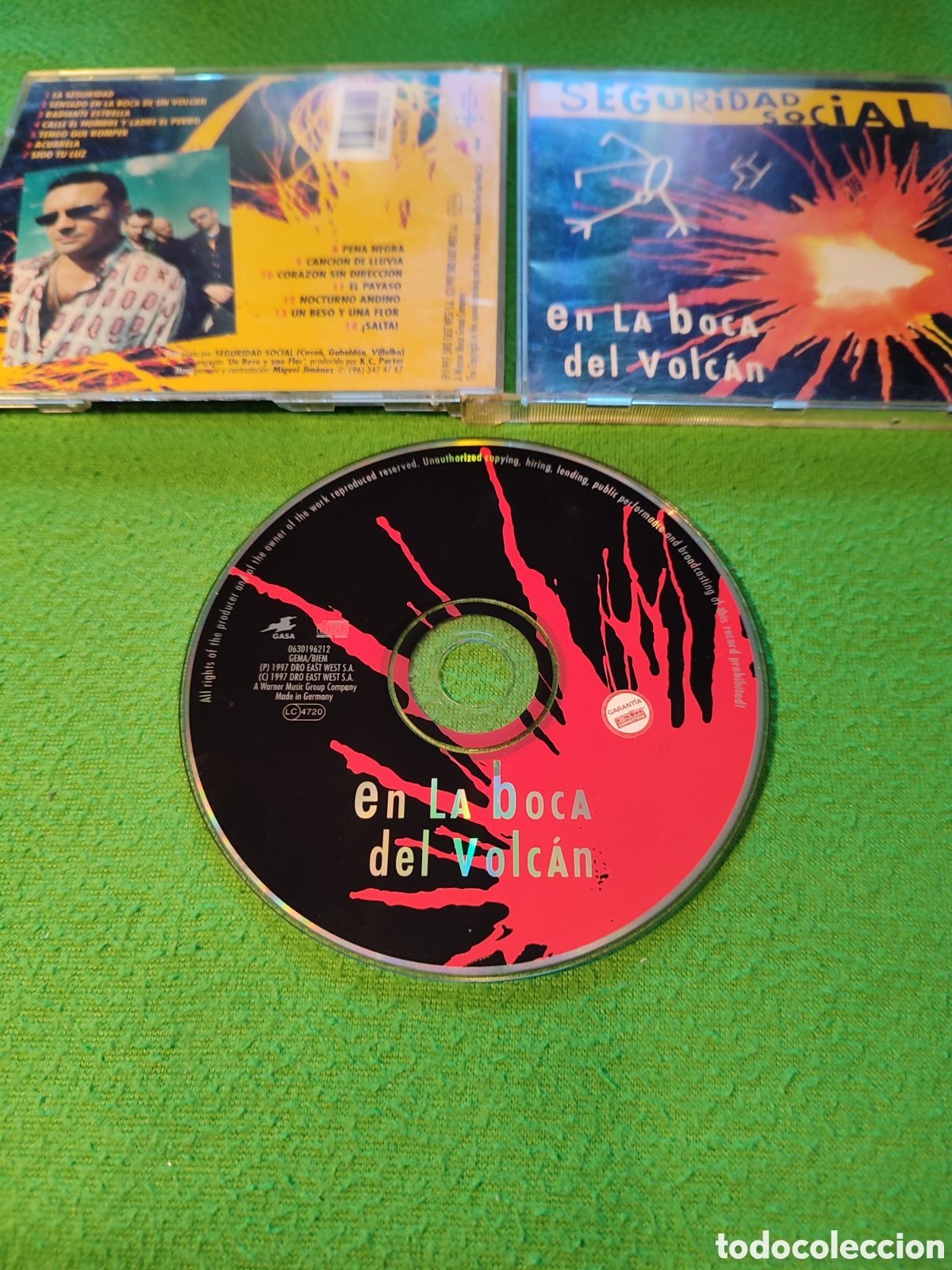 CDs de m&uacute;sica: Seguridad Social - En la boca del volc&aacute;n - Foto 2