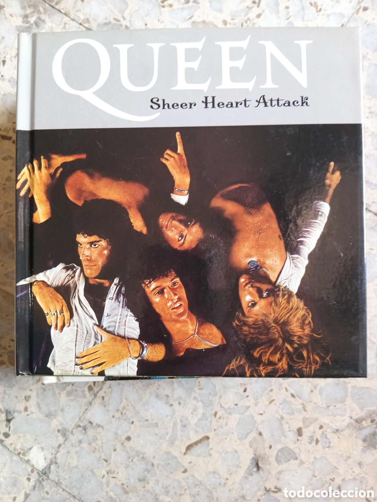 CDs de m&uacute;sica: CD Y LIBRO QUEEN SHEER HEART ATTACK - Foto 1
