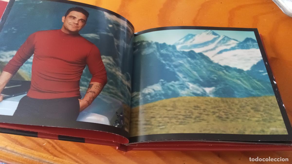 CDs de m&uacute;sica: ROBBIE WILLIAMS, SWINGS BOTH WAYS. CD + DVD + BOOK (LIBRO) - Foto 3