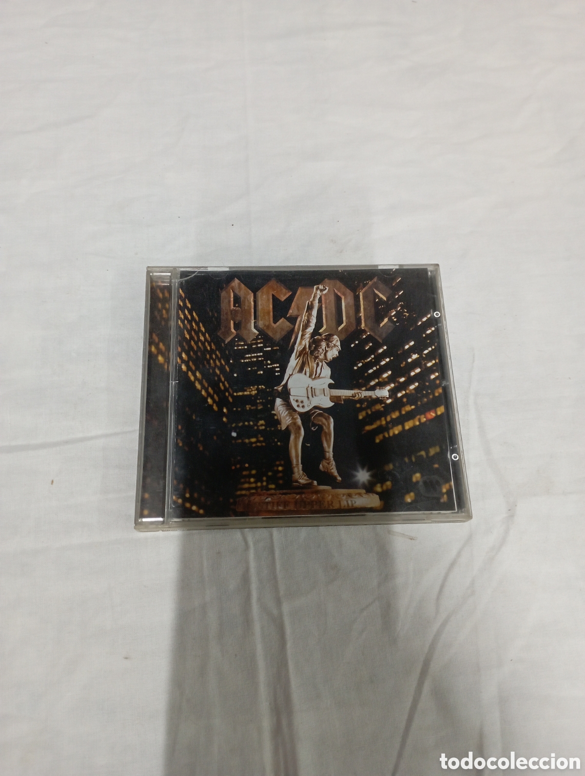 CDs de m&uacute;sica: AC/DC stiff upper lip - Foto 1