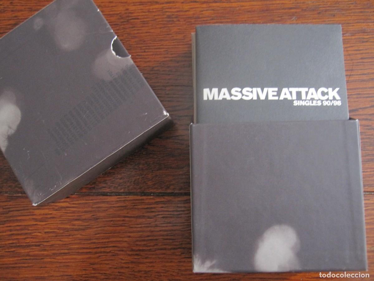 CDs de m&uacute;sica: MASSIVE ATTACK SINGLES 90/98. BOX 11 CD&acute;s - Foto 1
