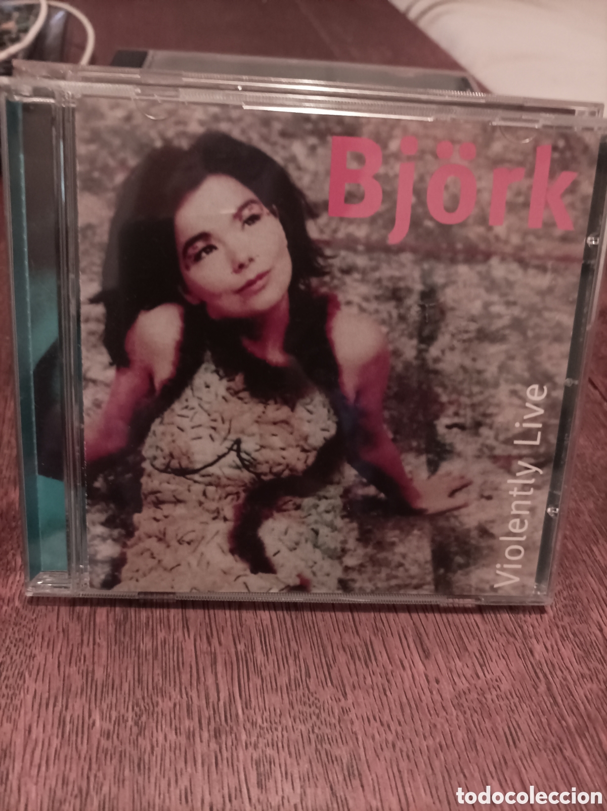 CDs de m&uacute;sica: Bj&ouml;rk Violently live cd - Foto 1