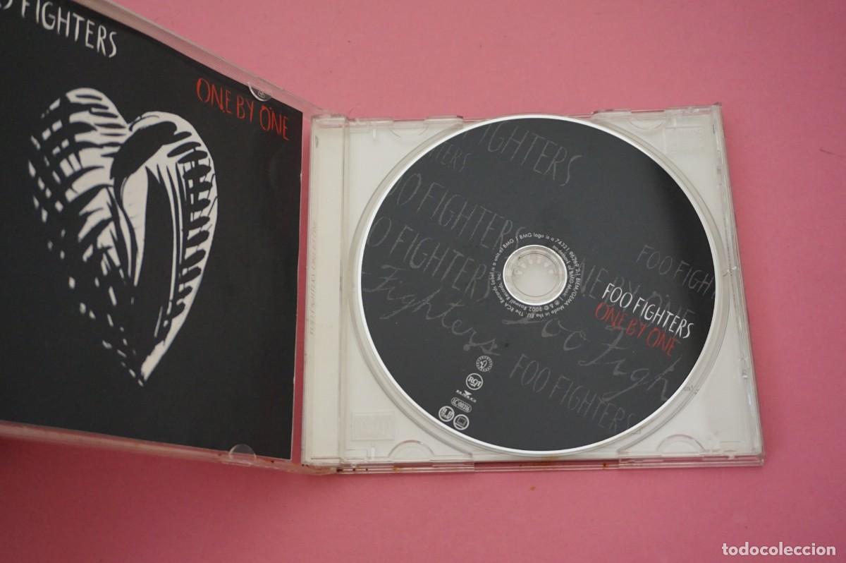CDs de m&uacute;sica: CD - FOO FIGHTERS - ONE BY ONE - DISCO EN ESTADO EXCELENTE - Foto 2