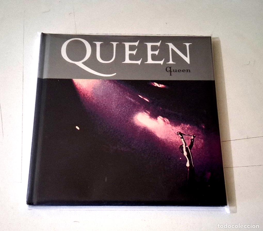 CDs de m&uacute;sica: QUEEN &rdquo;QUEEN&rdquo; CD + LIBRO 10 TRACKS COMO NUEVO - Foto 1