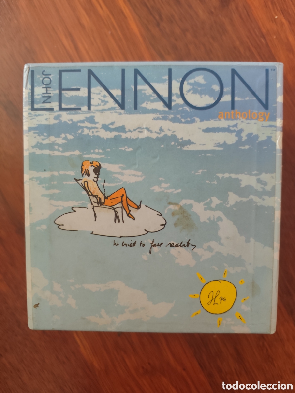 CDs de m&uacute;sica: Se trata de la caja recopilatoria &rdquo;John Lennon Anthology&rdquo;, lanzada en 1998.El paquete incluye 4 CDs