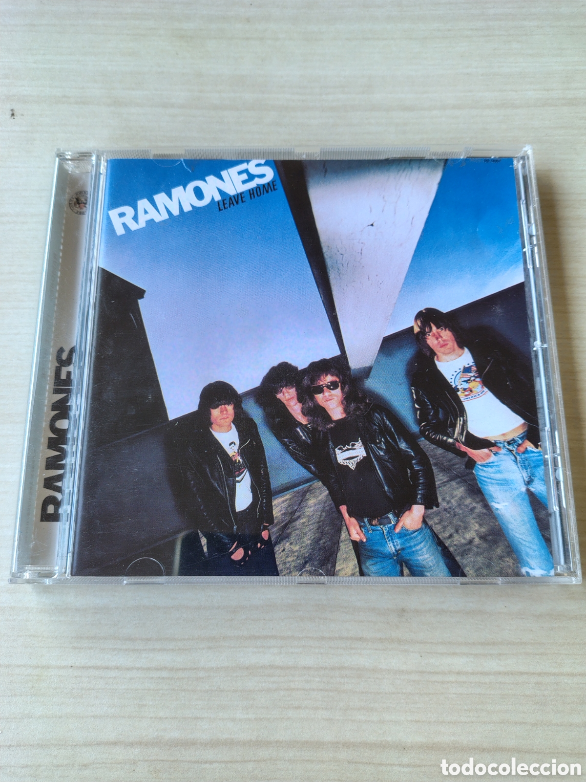 CDs de m&uacute;sica: RAMONES Leave Home ( 1977 RHINO 2001 ) 16 BONUS TRACKS LIVE AT THE ROXY 1976