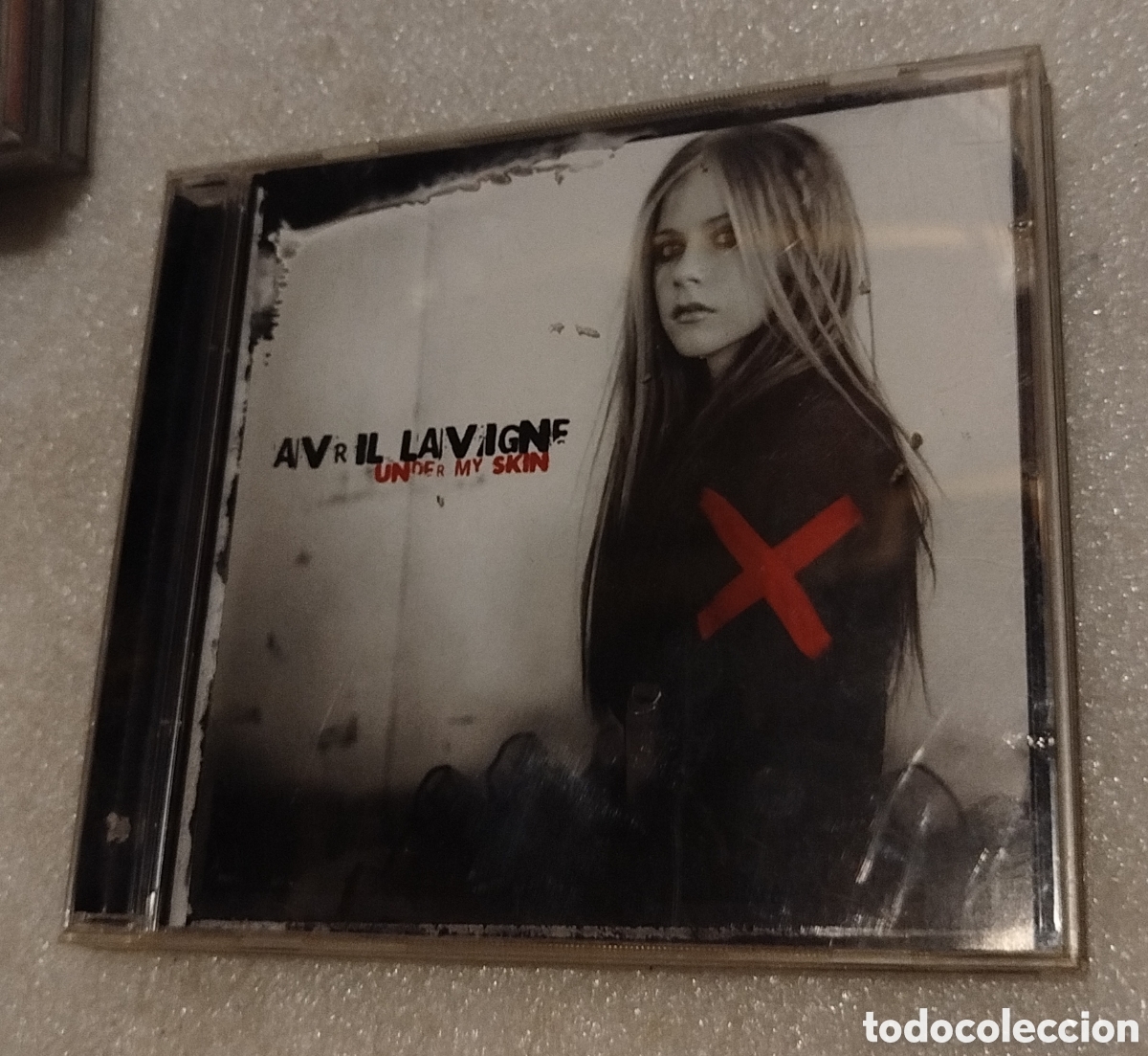 CDs de m&uacute;sica: Avril Lavigne &lrm;&ndash; Under My Skin
