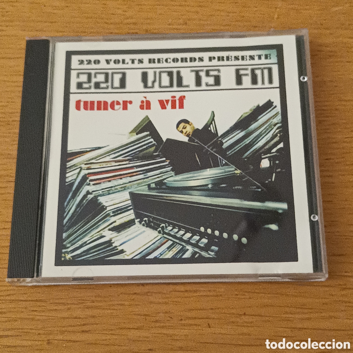CDs de m&uacute;sica: 220 Volts FM Tuner &Agrave; Vif CD
