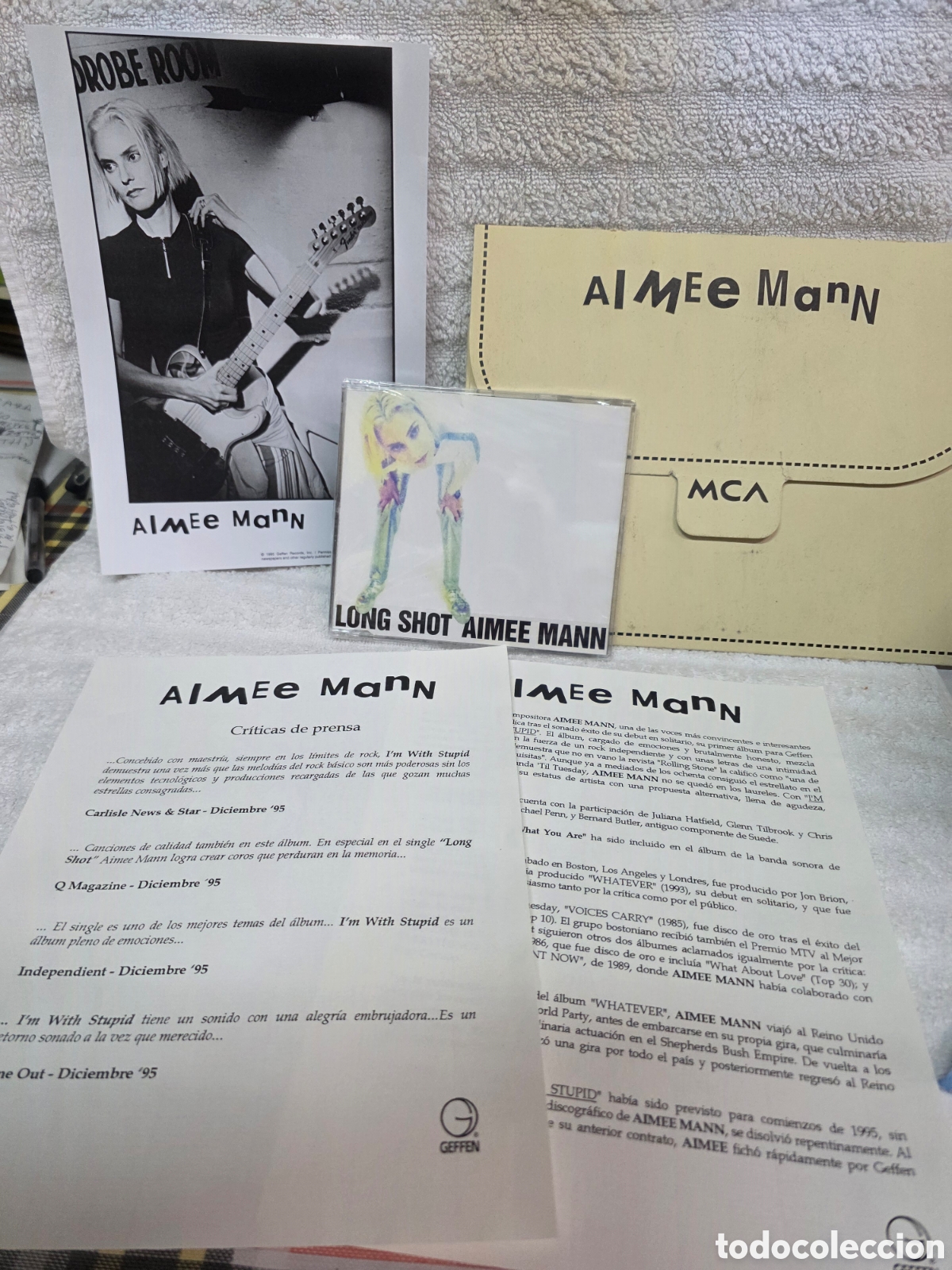 CDs de m&uacute;sica: material promocional de la cantautora estadounidense Aimee Mann