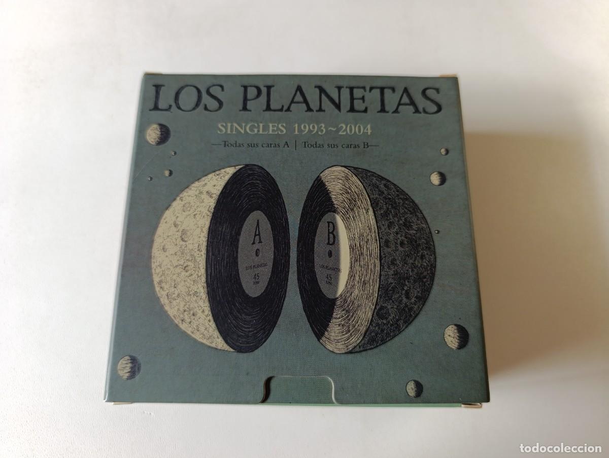CDs de m&uacute;sica: LOS PLANETAS 'Singles 1993-2004' Caja Box Edici&oacute;n Limitada Numerada 2005 21x CD Single Super 8 POP