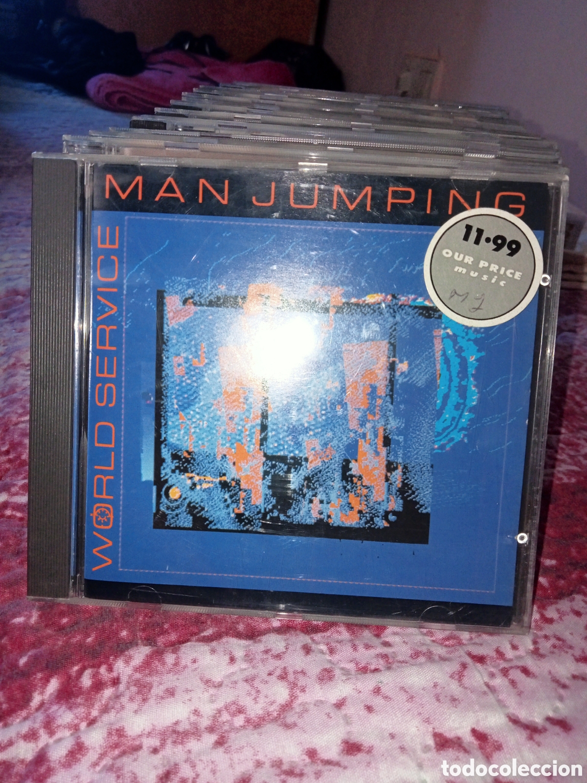 CDs de m&uacute;sica: Man jumping room service