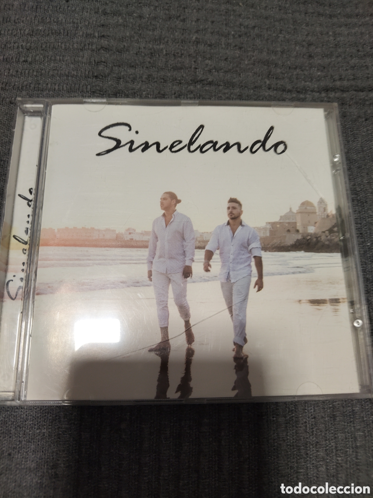 CDs de m&uacute;sica: &aacute;lbum hom&oacute;nimo de debut del d&uacute;o de flamenco-pop espa&ntilde;ol Sinelando,