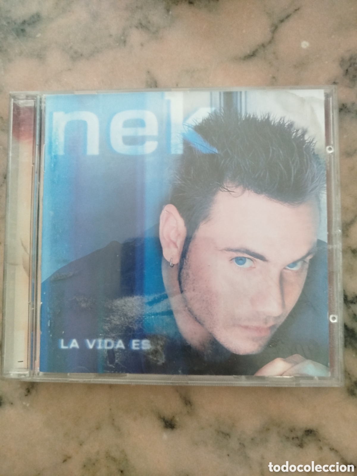 CDs de m&uacute;sica: ​Disco compacto (CD) original del artista Nek titulado &rdquo;La vida es&rdquo;.