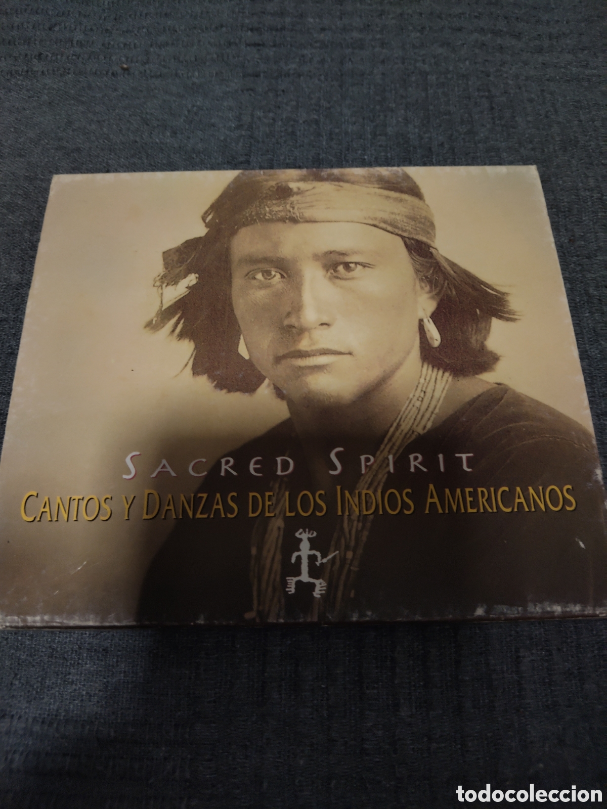 CDs de m&uacute;sica: Cantos y Danzas de los Indios Americanos), lanzado originalmente en 1994 por el proyecto musical de