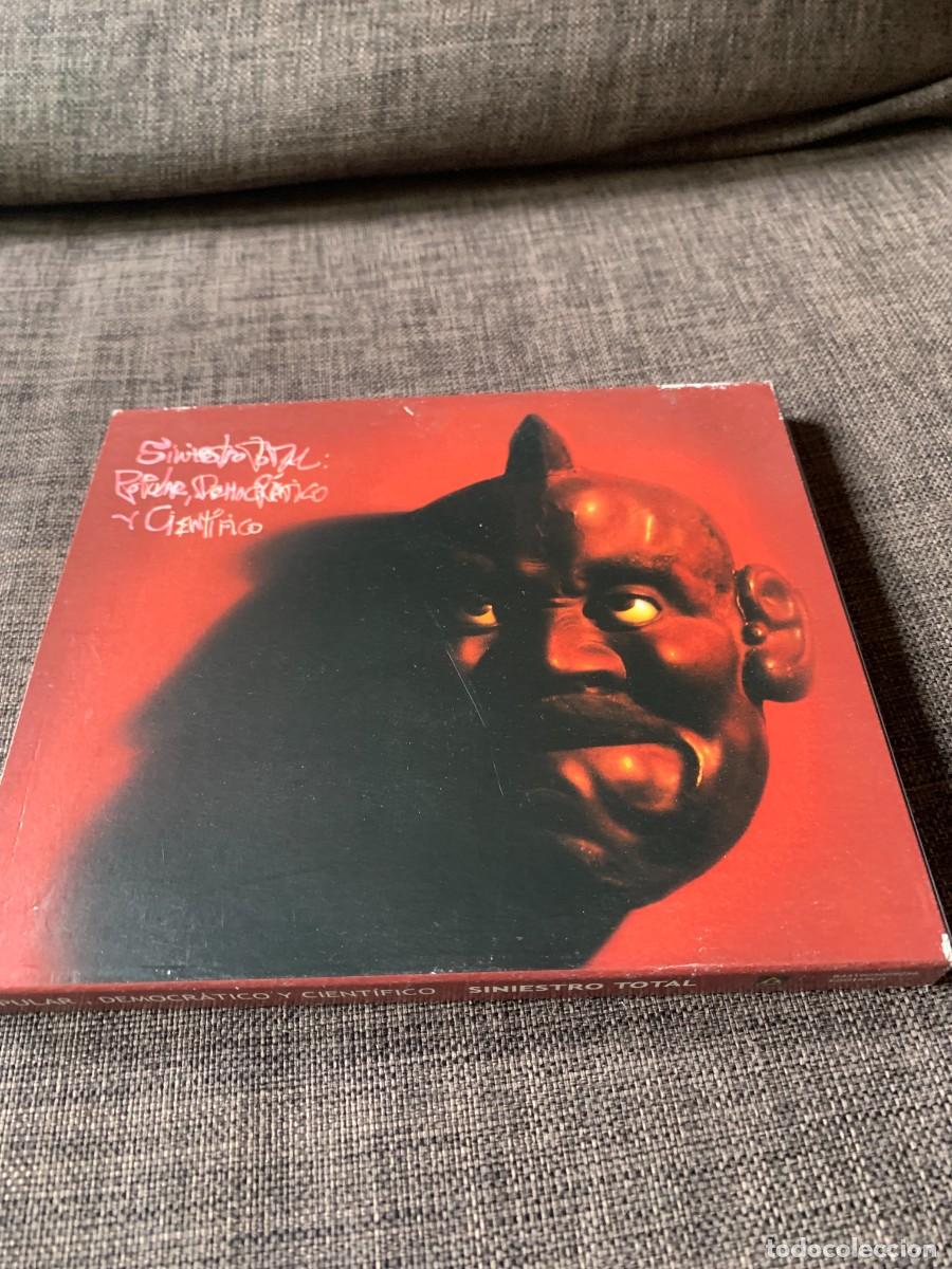CDs de m&uacute;sica: CD. SINIESTRO TOTAL. POPULAR, DEMOCRATICO Y...INCLUYE LIBRILLO. BUENA CONSERV. PEDIDO MINIMO 10 EURO