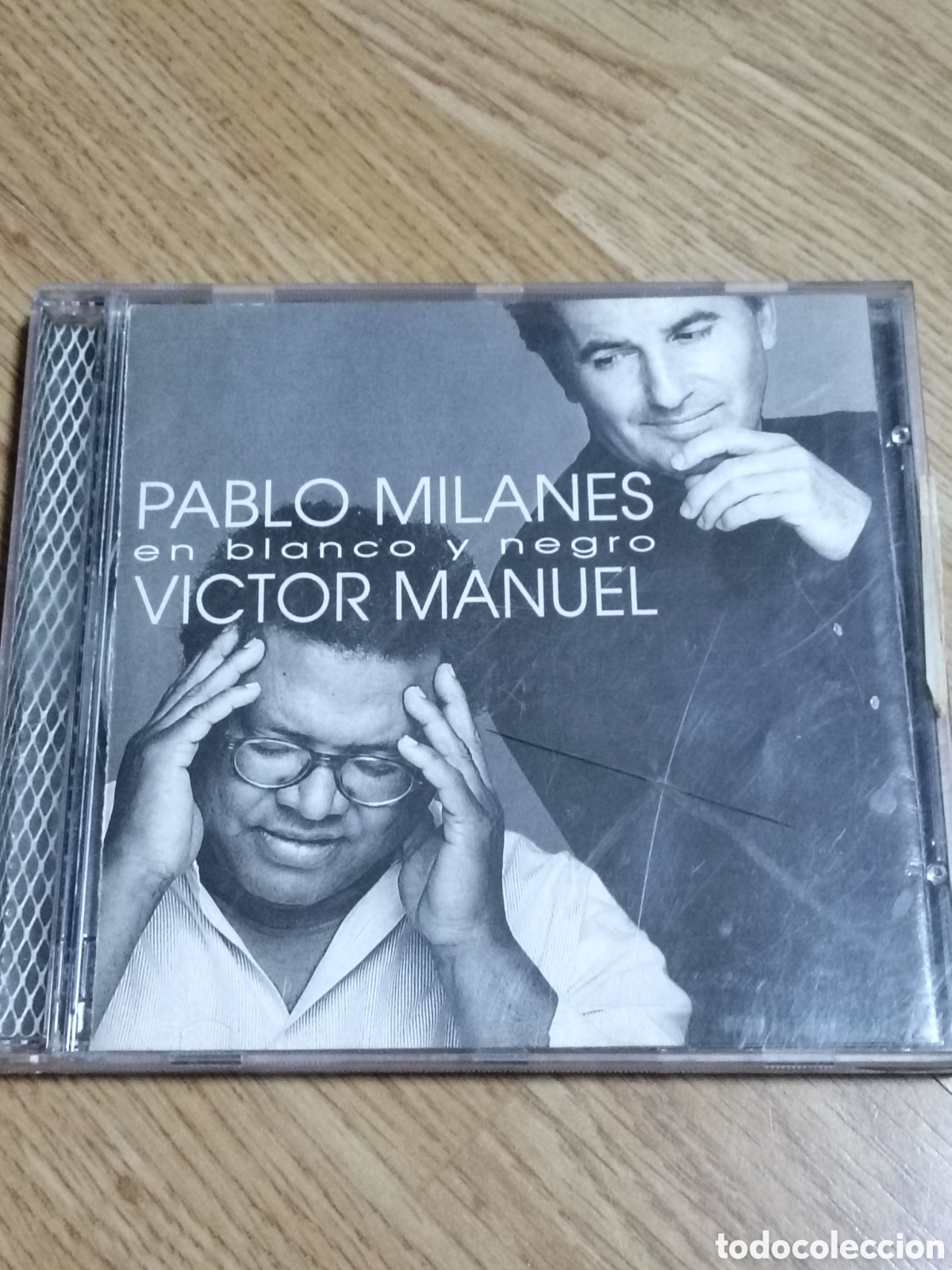 CDs de m&uacute;sica: En blanco y negro&rdquo;, publicado originalmente en 1995 por los reconocidos cantautores Pablo Milan&eacute;s y