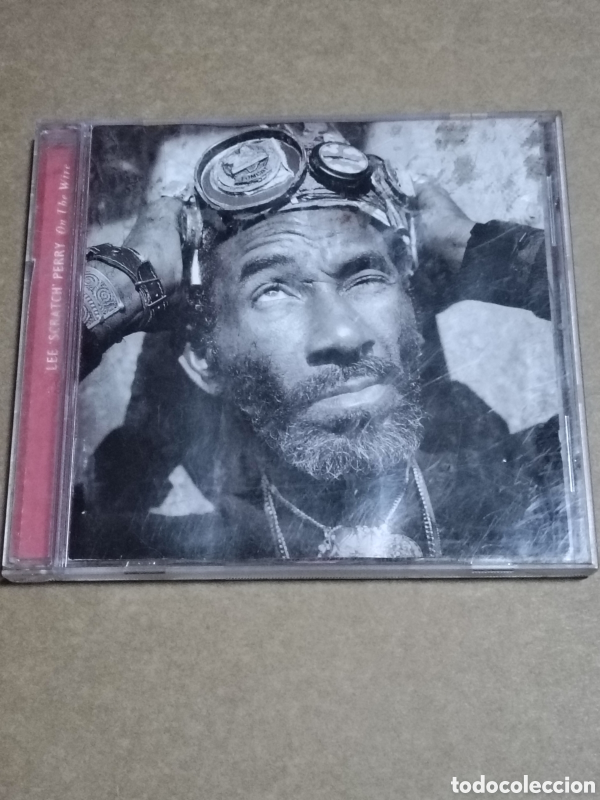CDs de m&uacute;sica: On The Wire del legendario productor y m&uacute;sico jamaicano de reggae y dub, Lee &rdquo;Scratch&rdquo; Perry