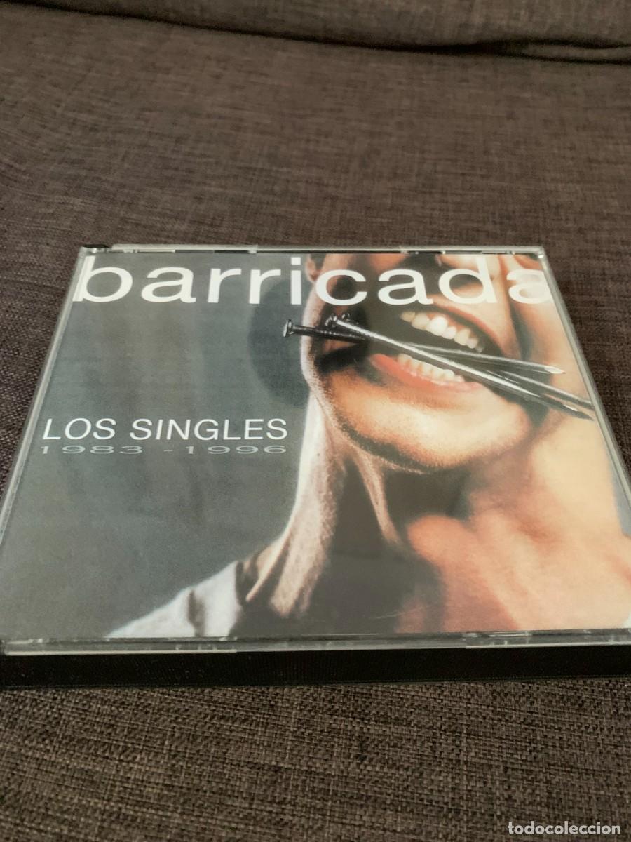 CDs de m&uacute;sica: DOBLE CD. BARRICADA. THE SINGLES. INCLUYE LIBRILLO CON LETRAS. BUENA CONSERVACION