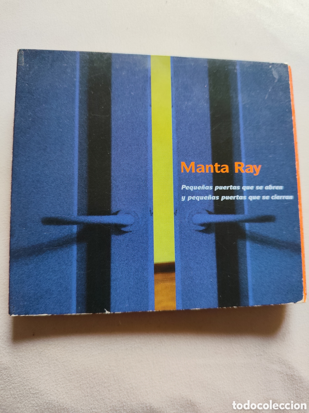 CD di Musica: Peque&ntilde;as puertas que se abren y peque&ntilde;as puertas que se cierran. Manta Ray. DEDICADO POR EL GRUPO..